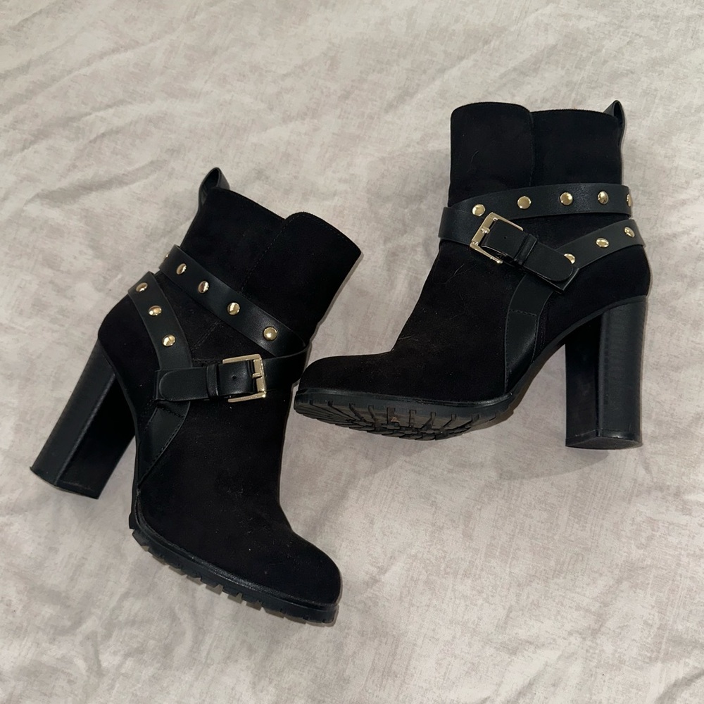 APT.9 black suede biker/stylish heeled ankle boots. Size 7.5